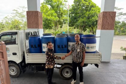 DLH Kalsel Salurkan 2.000 Ember dan Tong Sampah, Dorong Pemilahan dari Rumah Tangga