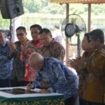Bupati Kotabaru Muhammad Rusli Hadiri Penandatanganan Prasasti Dermaga Pasar Terapung di TMII Jakarta