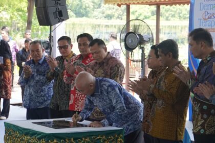Bupati Kotabaru Muhammad Rusli Hadiri Penandatanganan Prasasti Dermaga Pasar Terapung di TMII Jakarta