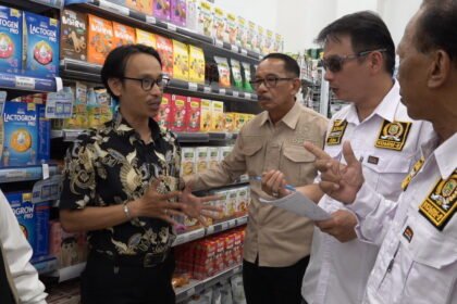 Komisi II dan III DPRD Kotabaru Sidak Kelangkaan Susu UHT Putih di sejumlah Minimarket