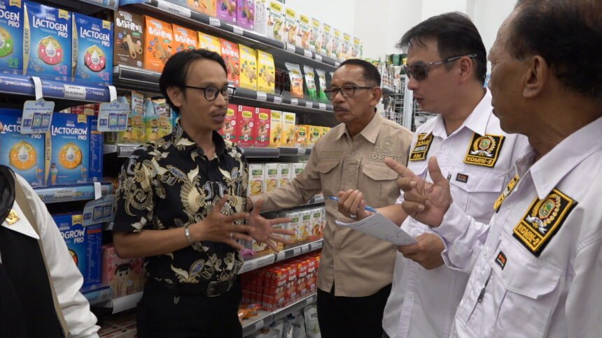 Komisi II dan III DPRD Kotabaru Sidak Kelangkaan Susu UHT Putih di sejumlah Minimarket