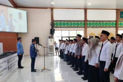 Sekdaprov Kalsel Kukuhkan Petugas Haji, Tekankan Pelayanan Prima dan Kesehatan