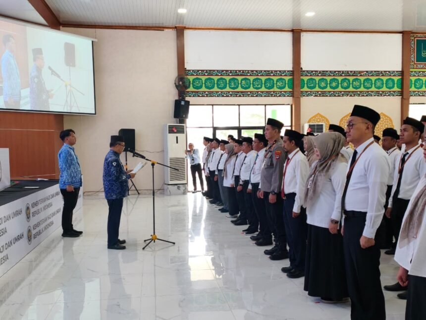 Sekdaprov Kalsel Kukuhkan Petugas Haji, Tekankan Pelayanan Prima dan Kesehatan