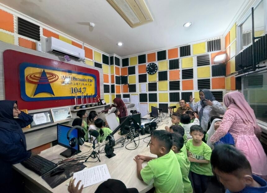 Anak PAUD Citra Indonesia Belajar Dunia Penyiaran di Radio Abdi Persada
