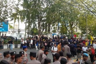 Satpol PP dan Damkar Kalsel Amankan Aksi Penyampaian Aspirasi Mahasiswa di DPRD