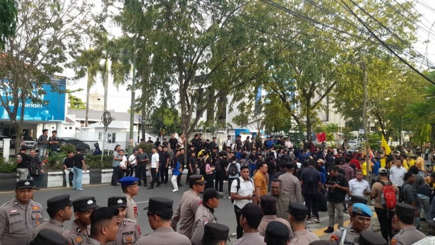 Satpol PP dan Damkar Kalsel Amankan Aksi Penyampaian Aspirasi Mahasiswa di DPRD