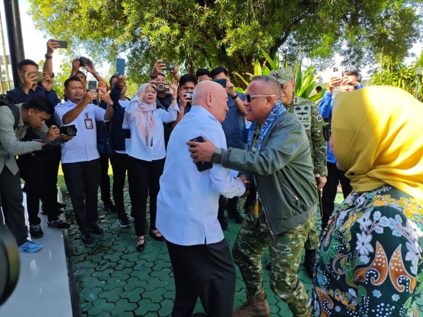 Gubernur Kalsel Sambut Wakasad dan Wamenkop di Bandara Syamsudin Noor