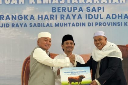 Gubernur Kalsel Serahkan Bantuan Kemasyarakatan Presiden RI Berupa Satu Ekor Sapi ke Masjid Raya Sabilal Muhtadin