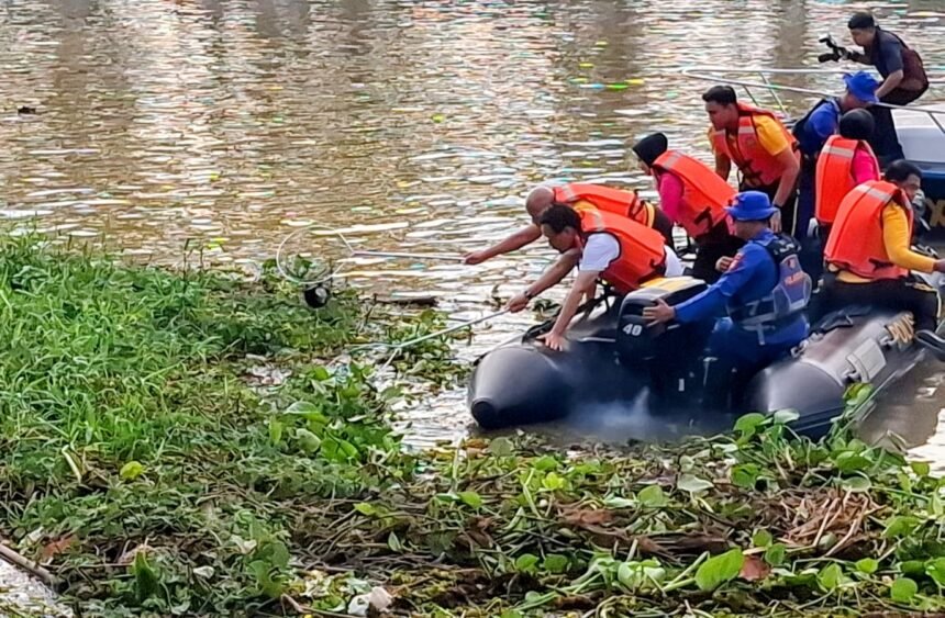 Plh Sekdaprov Kalsel Apresiasi Gerakan Asri Bersihkan Sungai di Siring Nol Kilometer Banjarmasin