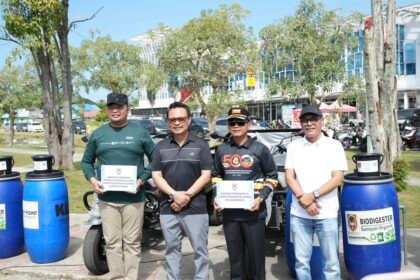 Dukung Pengelolaan Sampah di Daerah, Pemprov Kalsel Serahkan Bantuan Fasilitas