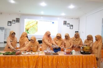 DWP Tanah Bumbu Dorong Ekonomi Keluarga Lewat Pelatihan Rolade Ikan