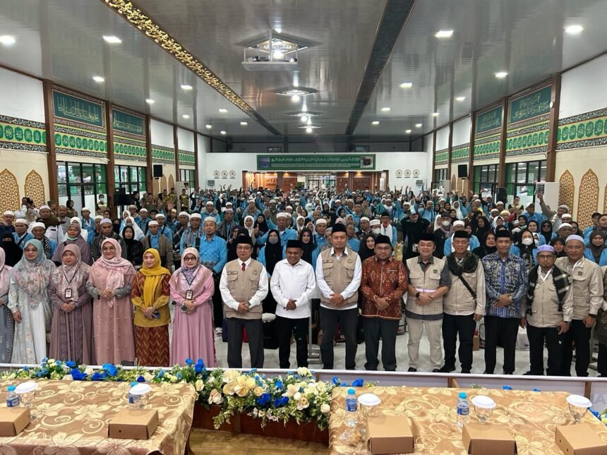Kepulangan jamaah haji Kloter 013 BDJ gabungan Kabupaten Kotabaru dan Tanah Bumbu ke tanah air disambut suasana penuh sukacita di Embarkasi Banjarmasin