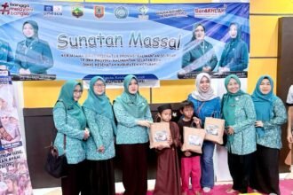 Ketua TP PKK Kotabaru Hadiri Sunatan Massal Gratis, 50 Anak Ikut Meriahkan Hari Jadi ke-76 Kotabaru