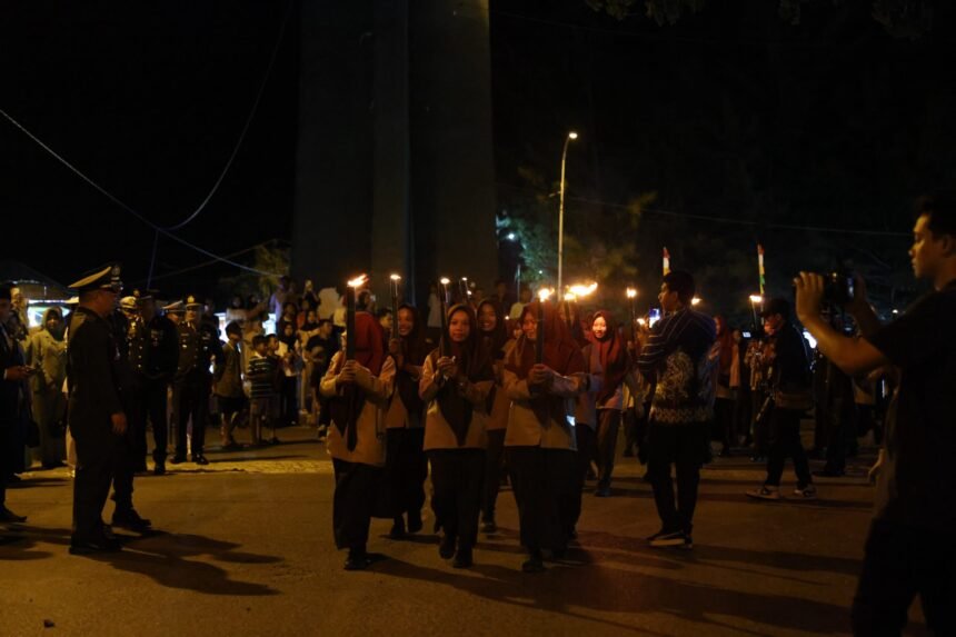 Semarak Pawai Obor dan Taptu Warnai Malam Kemerdekaan RI di Tanah Bumbu