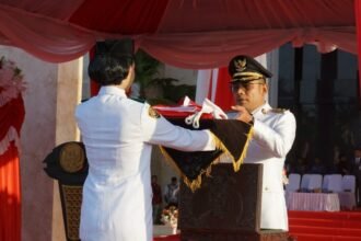 Pemkab Kotabaru Laksanakan Upacara Penurunan Bendera HUT ke-81 RI Dengan Khidmat