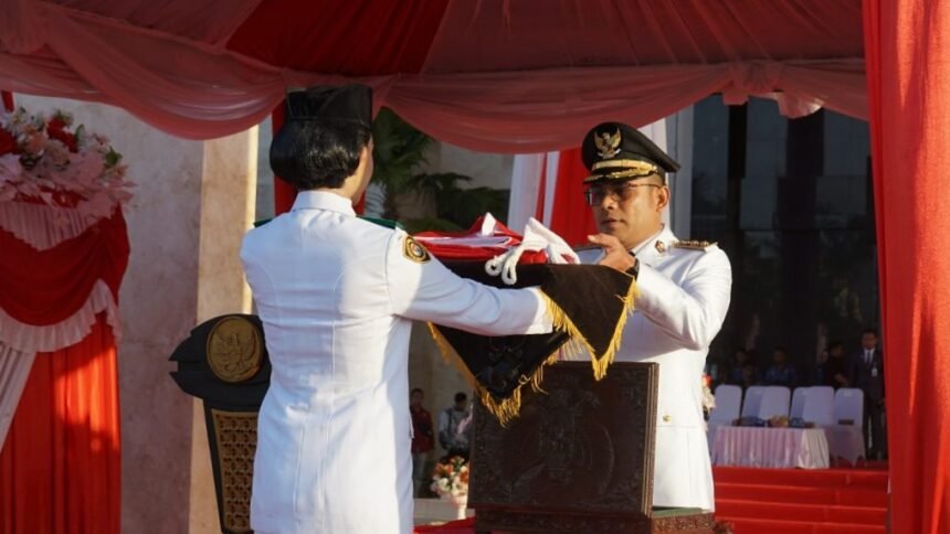 Pemkab Kotabaru Laksanakan Upacara Penurunan Bendera HUT ke-81 RI Dengan Khidmat