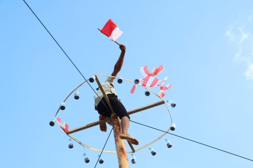 Lomba Panjat Pinang Aksi Merah Putih Meriahkan HUT ke-81 RI: Semangat Kebersamaan dan Gotong Royong Warga Tanah Bumbu