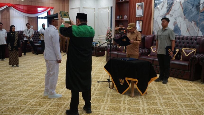 Lantik Kades Antar Waktu, Bupati Tekankan Amanah dan Tanggung Jawab