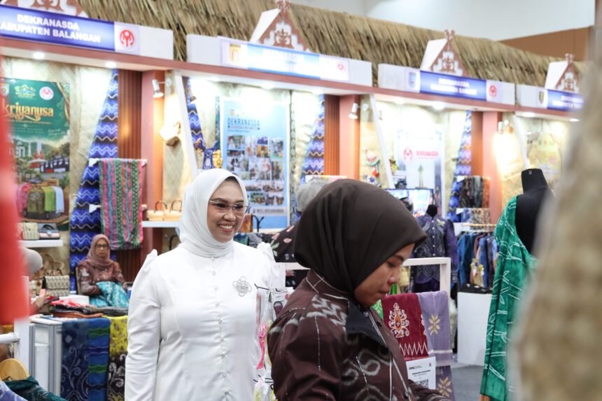 Penutupan Kriyanusa 2026, Andi Irmayani Rudi Latif Bawa Semangat Tenun Pagatan ke Panggung Nasional